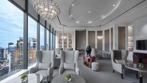 Ein Sitzbereich in der Unterkunft The Langham, Jakarta