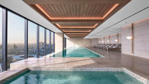 Der Swimmingpool an oder in der Nähe von The Langham, Jakarta