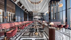 Ein Sitzbereich in der Unterkunft The Langham, Jakarta