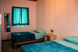Tempat tidur dalam kamar di Econunay Hostels