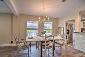 uma sala de jantar com mesa e cadeiras em Renovated Ozona Home with Views - Steps to Gulf em Palm Harbor