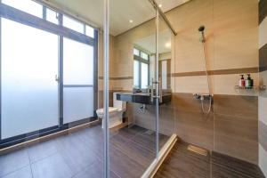 a bathroom with a glass shower and a toilet at 豐生活海館包棟民宿-按照人數開放客房數量 Manbo Beach Fengst-ay Ocean Villa-Number of rooms according to occupancy in Shunan