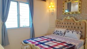 sypialnia z łóżkiem z lustrem i oknem w obiekcie Lake Residence No73 - Classic Style, Cozy & Best Photography w mieście Puchong