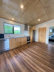 een grote keuken met houten vloeren en een groot raam bij Country Retreats on Ranzau 7 in Hope