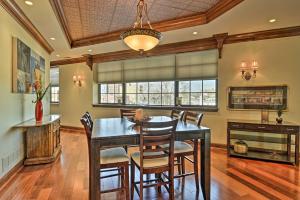 Un comedor con mesa y sillas de madera. en Spacious Indianapolis Condo with Private Gym!, en Indianápolis