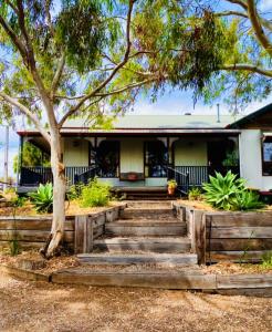 una casa con un árbol y escaleras delante en Rustic on 13th, en Gawler