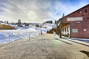 Το On-Site Skiing Truckee Studio with Balcony τον χειμώνα