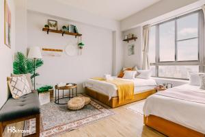 台南的住宿－海安藝術公寓民宿，一间卧室设有两张床和窗户。