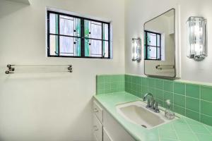 un bagno con lavandino e specchio di Sun-Lit Phoenix Gem Backyard Entertainment Patio! a Phoenix Altre 19 foto