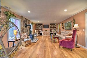 Home on 10 Acres Perfect for MSU Football Weekend的休息区