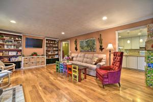 Home on 10 Acres Perfect for MSU Football Weekend的休息区