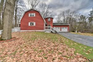 HaslettHome on 10 Acres Perfect for MSU Football Weekend的前面有车道的大型红色谷仓