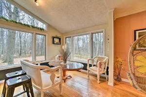 Home on 10 Acres Perfect for MSU Football Weekend的休息区