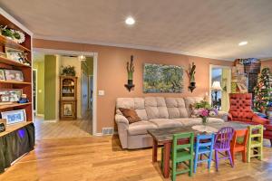 Home on 10 Acres Perfect for MSU Football Weekend的休息区