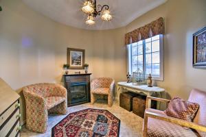 Home on 10 Acres Perfect for MSU Football Weekend的休息区