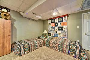 Home on 10 Acres Perfect for MSU Football Weekend客房内的一张或多张床位