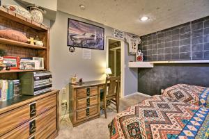Home on 10 Acres Perfect for MSU Football Weekend客房内的一张或多张床位