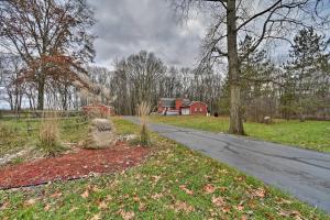 Home on 10 Acres Perfect for MSU Football Weekend外面的花园