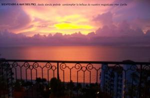 a view of a sunset from a balcony at Apartment Bello Horizonte in Santa Marta