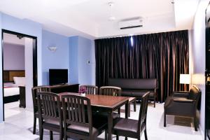 Μια τηλεόραση ή/και κέντρο ψυχαγωγίας στο Leisure Cove Hotel and Apartments
