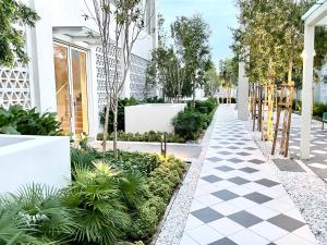 d'un jardin avec un trottoir en damier et des plantes dans l'établissement UNA Serviced Apartment by Moka, à Kuala Lumpur