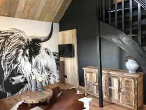 una habitación con una pintura de una vaca en la pared en Logement Bilderdam, en Leimuiden