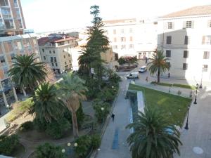 una vista aérea de una ciudad con palmeras en il Castello Guest House, en Sassari