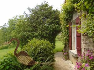 eine Korbvogelstatue in einem Garten neben einem Haus in der Unterkunft Gîte Fayl-Billot, 4 pièces, 7 personnes - FR-1-611-18 in Fayl-Billot
