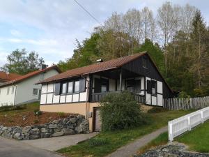 een huis met een zwart-wit bij Ferienhaus Kolb in Hilders