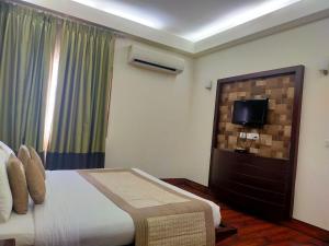 TV a/nebo společenská místnost v ubytování Hotel Amisa Golf Course Road MG Road + 37 fotografií