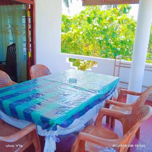 una mesa con sillas y un mantel. en Wasana Villa Mirissa, en Mirissa
