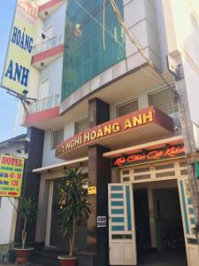 un edificio con un cartel que lee la noche tocando la bocina en Hoang Anh Hotel, en Ho Chi Minh