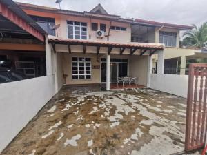 Blick auf ein Haus mit schmutziger Einfahrt in der Unterkunft TRM Homestay Alor Setar - MALAY only in Alor Setar