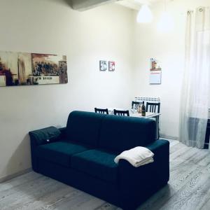 フィレンツェにあるModern Apartment Sant'Antoninoのリビングルーム(青いソファ付)
