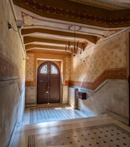 ein leerer Flur mit Tür in einem Gebäude in der Unterkunft 360Me Palace in Messina