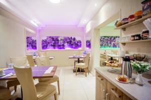 a kitchen and dining room with a table and chairs at Villa Anna in Gdańsk