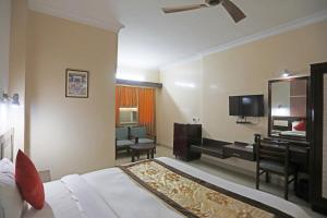 Uma TV ou centro de entretenimento em Hotel The Tourist - 1 min from New Delhi Railway Station