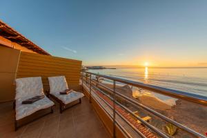 ein Balkon mit zwei Stühlen und Blick auf das Meer in der Unterkunft MEDANO4YOU The Ocean House in El Médano