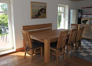 MarlowにあるFerienhaus Polkvitzのキッチン(木製テーブル、椅子付)