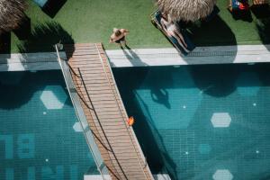Bazén v ubytovaní Infinity Blue Boutique Hotel & Spa - Adults Only alebo v jeho blízkosti