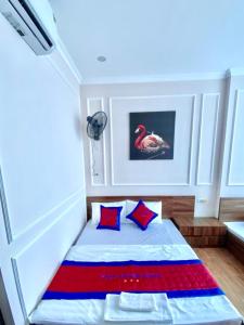 Una cama o camas en una habitación de Ngoc Khanh Hotel