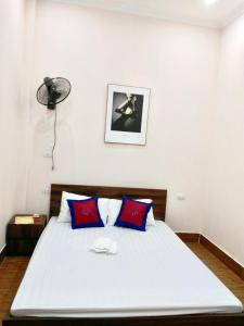 Säng eller sängar i ett rum på Ngoc Khanh Hotel