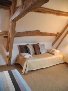 a bed in the corner of a room at Le Pautonier in Saint-Aubin-des-Grois