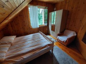 Tempat tidur dalam kamar di Domek Letniskowy - Jerutki