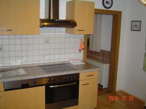cocina con fregadero y fogones horno superior en Haus-Johanna-2, en Riedlhütte