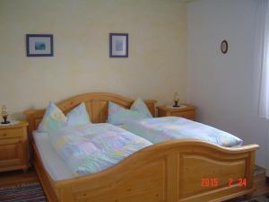 1 dormitorio con 1 cama de madera y 2 almohadas en Haus-Johanna-2, en Riedlhütte
