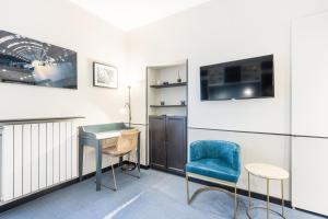 A television and/or entertainment centre at Cosy Studio Brera & Moscova!