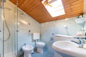 Koupelna v ubytování Holiday Home Cohar + 34 fotografií