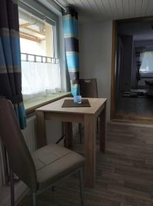 um quarto com uma mesa, uma cadeira e uma janela em Ferienwohnung Reiter em Ummanz