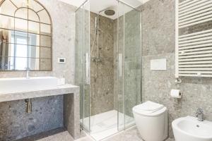 A bathroom at Cosy Studio Brera & Moscova! Még 7 kép